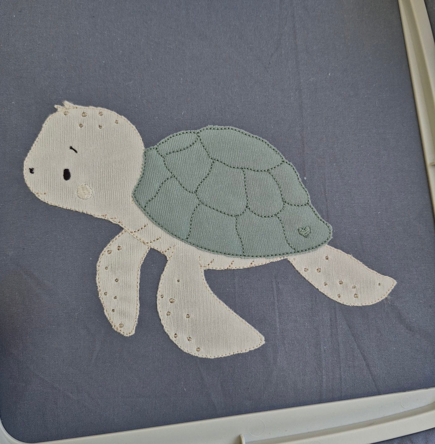 Personalisierte Schultüte Schildkröte in Anthrazit & Salbeigrün | Handgefertigte Stoffschultüte mit gesticktem Namen | 70 cm | Schulkind 2026