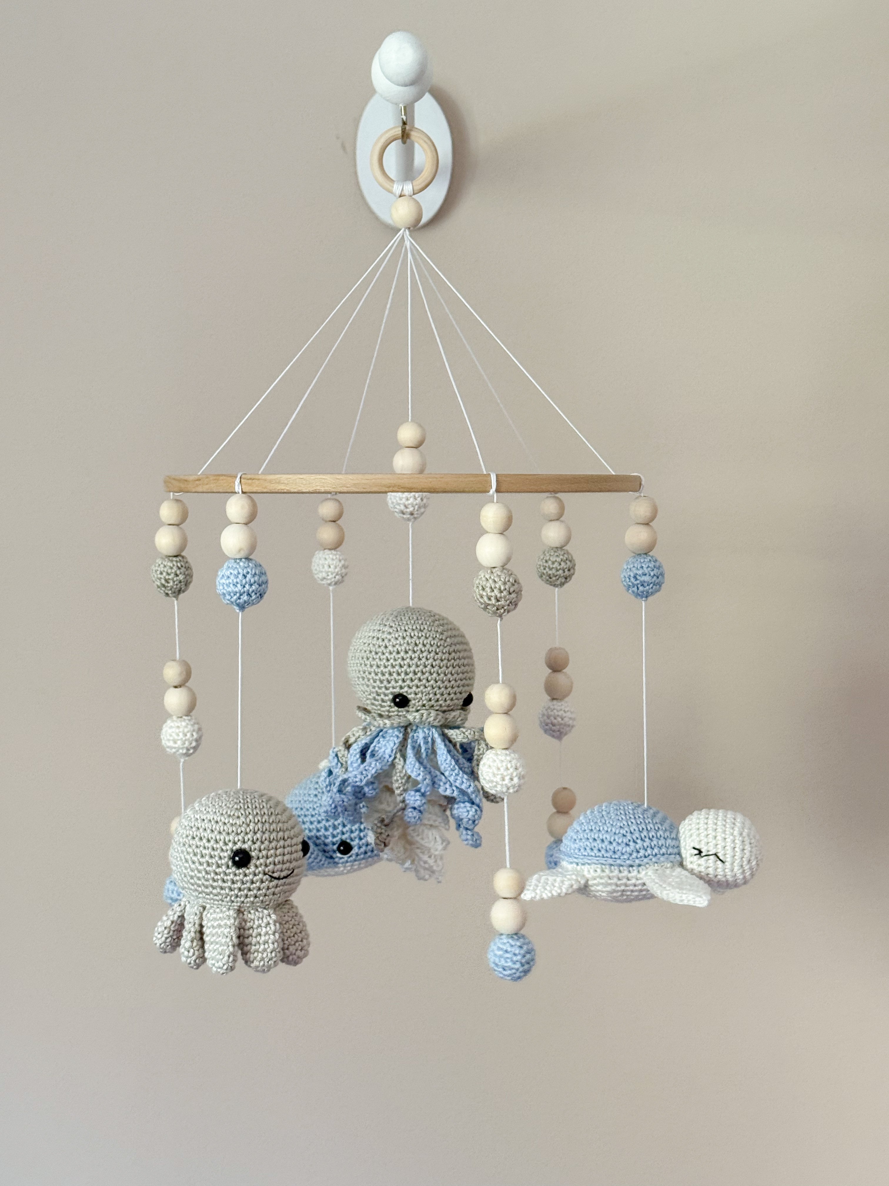 Mobilé "Under the sea" mit gehäkelter Qualle, Schildkröte, Oktopus und Wal in blau
