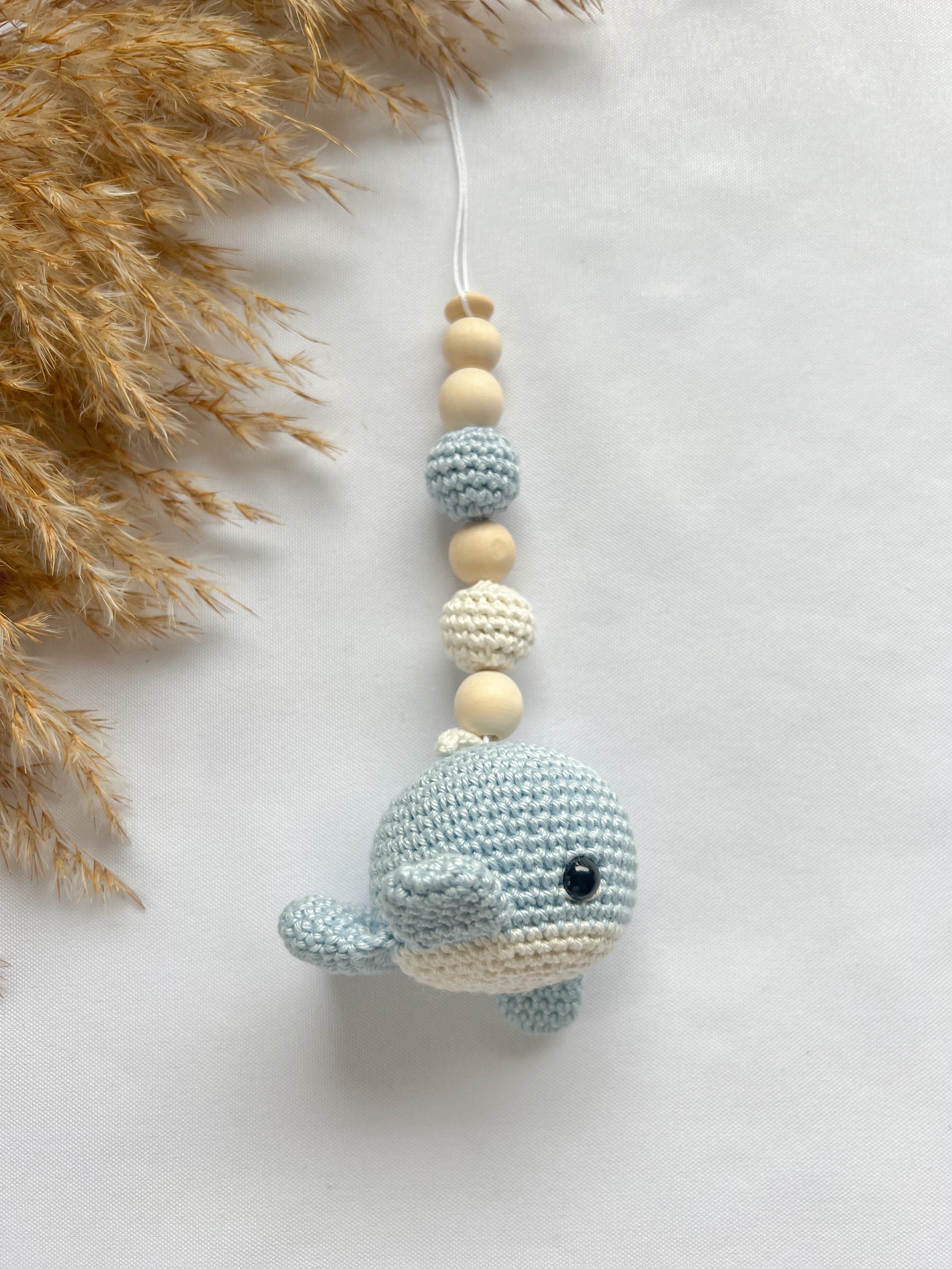 Gehäkeltes Neugebornen - Set „kleiner Wal“ in blau - Kindesglueck Geschenksets für Babys
