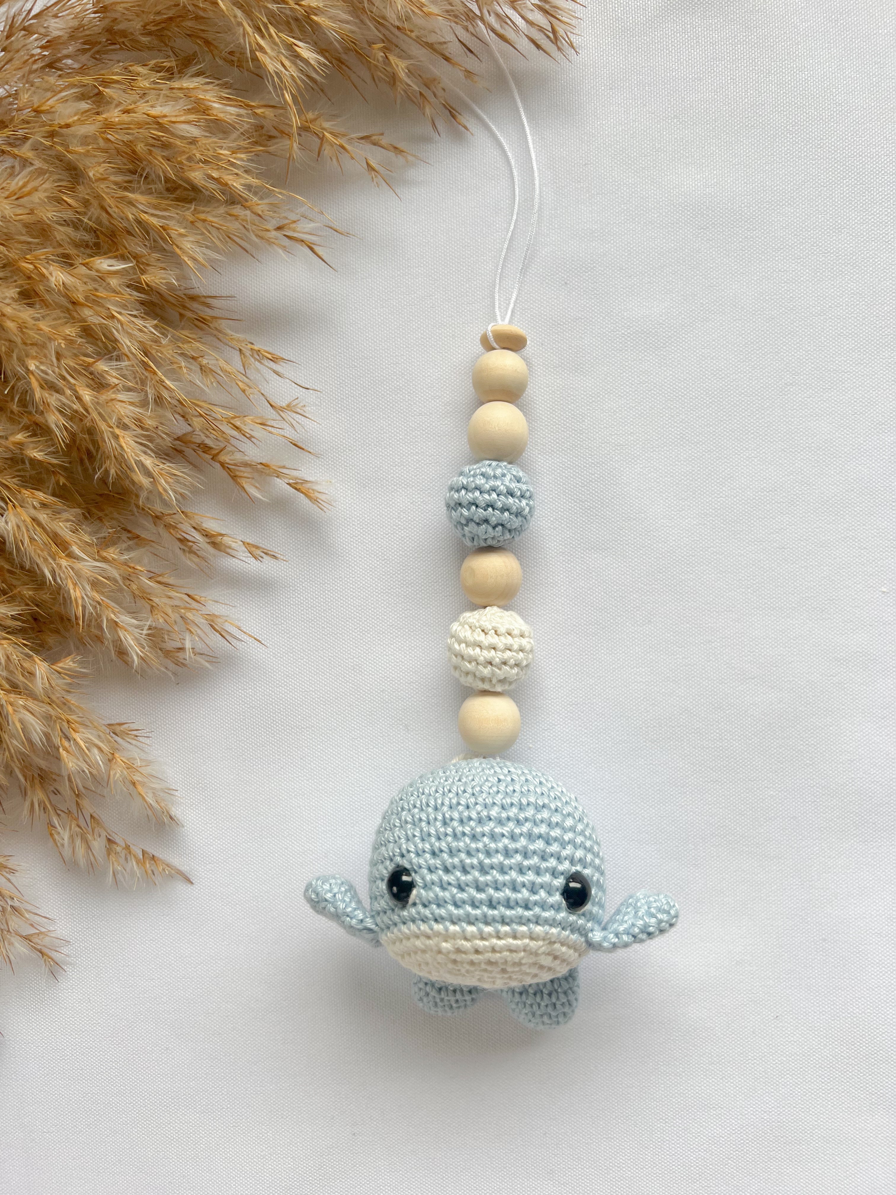 Gehäkeltes Neugebornen - Set „kleiner Wal“ in blau - Kindesglueck Geschenksets für Babys