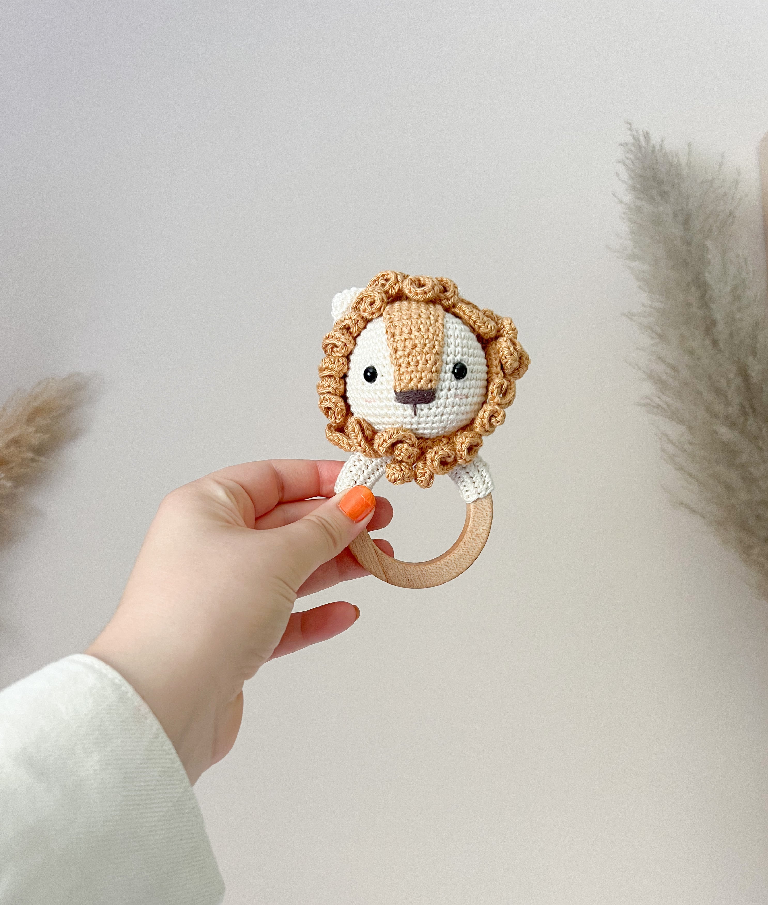 Handgemachter Greifling „Löwe“ – Natürliches Babyspielzeug aus Holz & Baumwolle - Kindesglueck