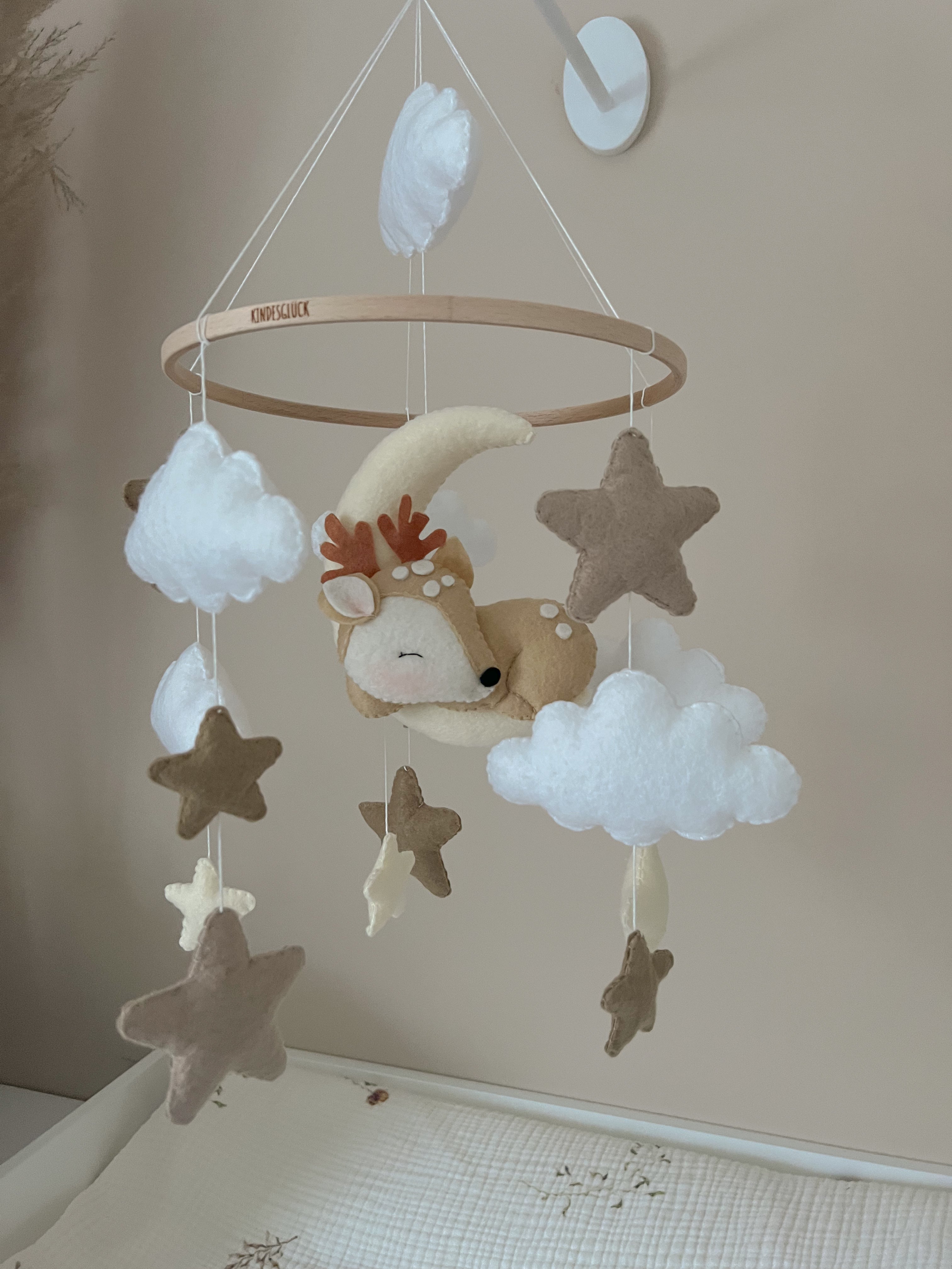 Mobile "schlafender Reh" in neutralen Farben - Kindesglueck Baby - Mobiles