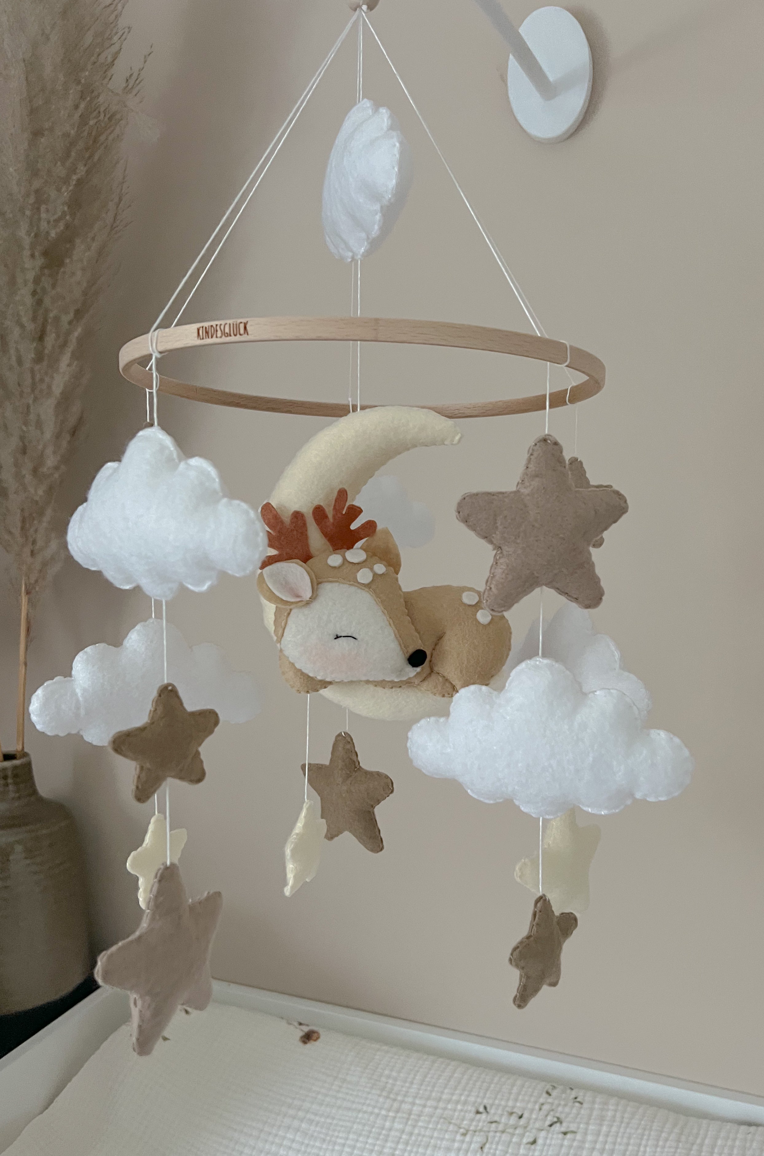 Mobile "schlafender Reh" in neutralen Farben - Kindesglueck Baby - Mobiles