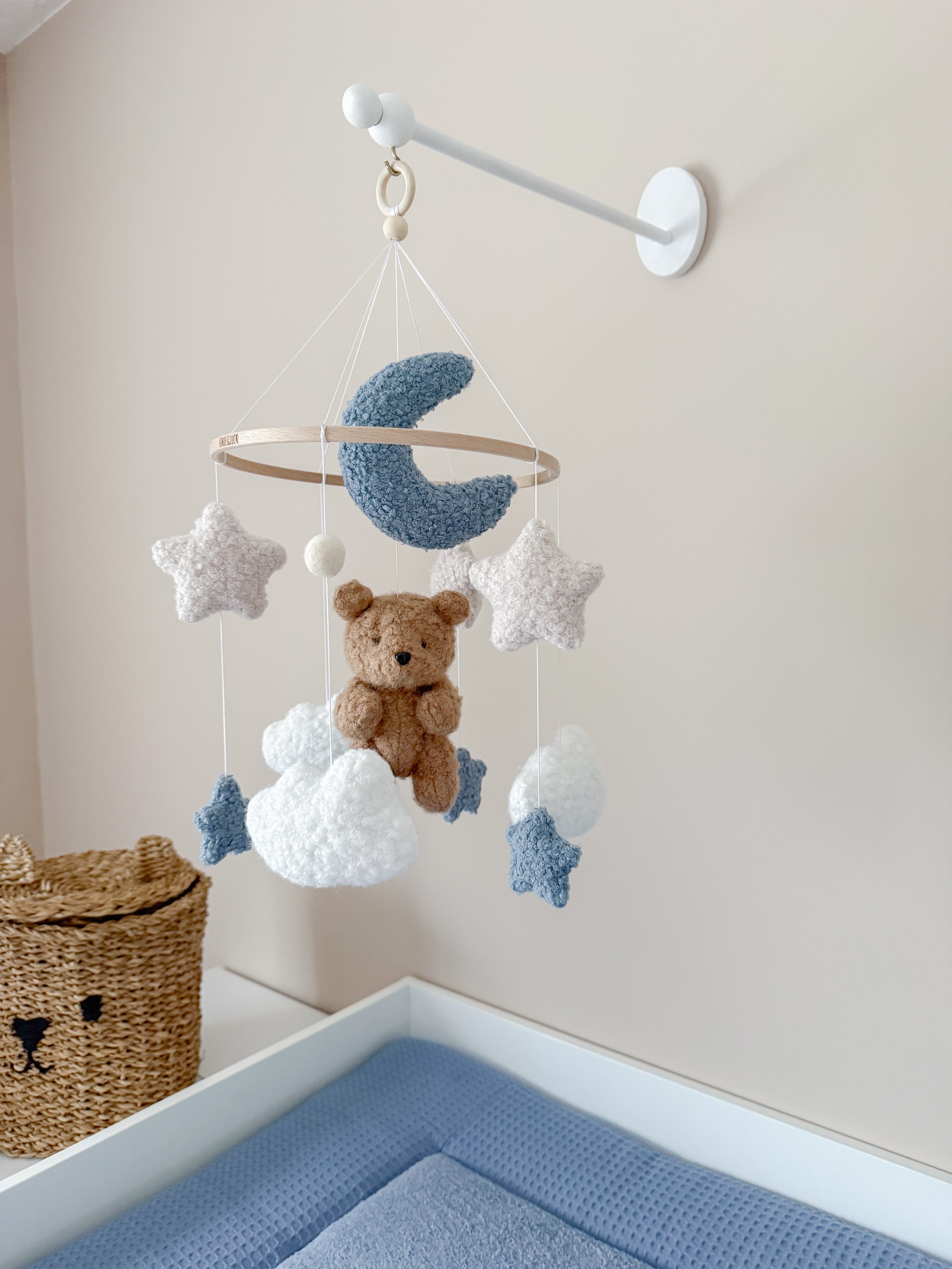 Mobile „Ted“ in blau aus Boucle - Kindesglueck Baby - Mobiles