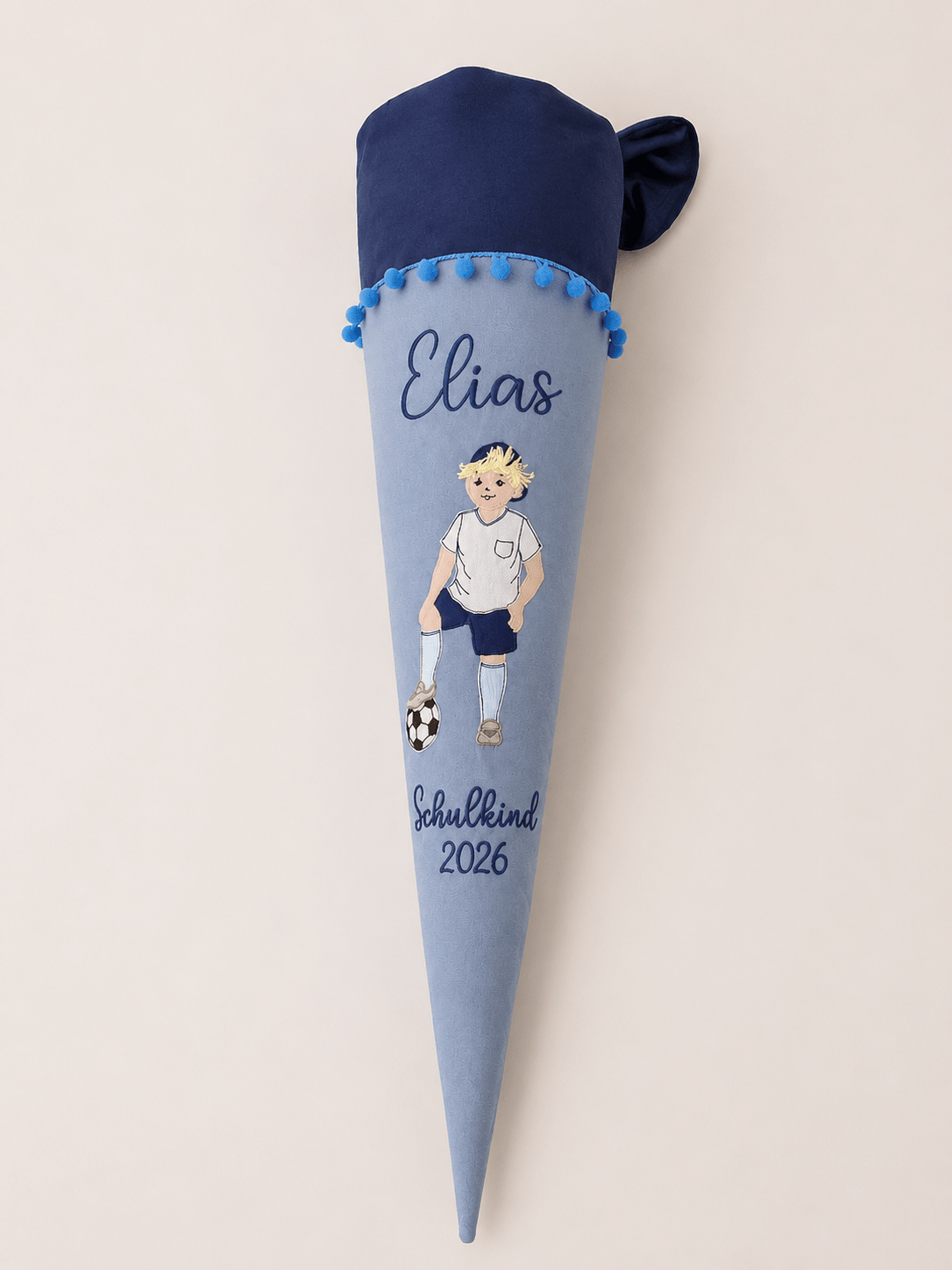Personalisierte Schultüte Fußballer mit Namen in Blau – Handgefertigt | 70 cm | Einschulung 2026 - Kindesglueck