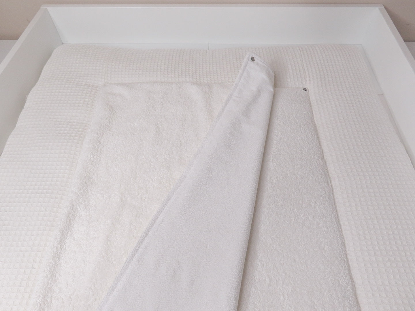 Wickelauflage „Cremeweiß“ – 100% Baumwolle Waffelpique (Öko - Tex) mit abknöpfbarer, wasserundurchlässiger Wechselauflage - Kindesglueck