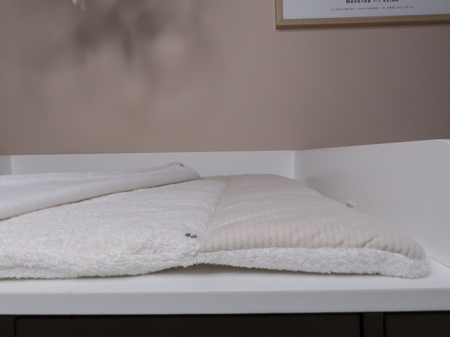 Wickelauflage „soft cream cord“ – mit abnehmbarer Frotteeauflage - Kindesglueck