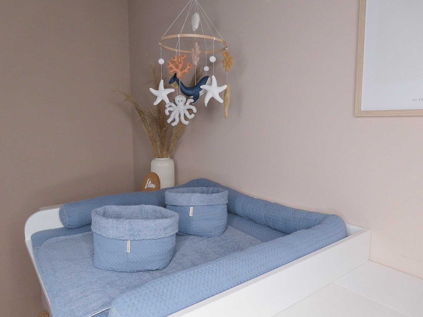 Wickelset „Pure Softness“ in Indigo Blau – Wickelunterlage aus Waffelpique mit Bettschlange & Utensilos (inkl. gratis Wechselauflage) - Kindesglueck