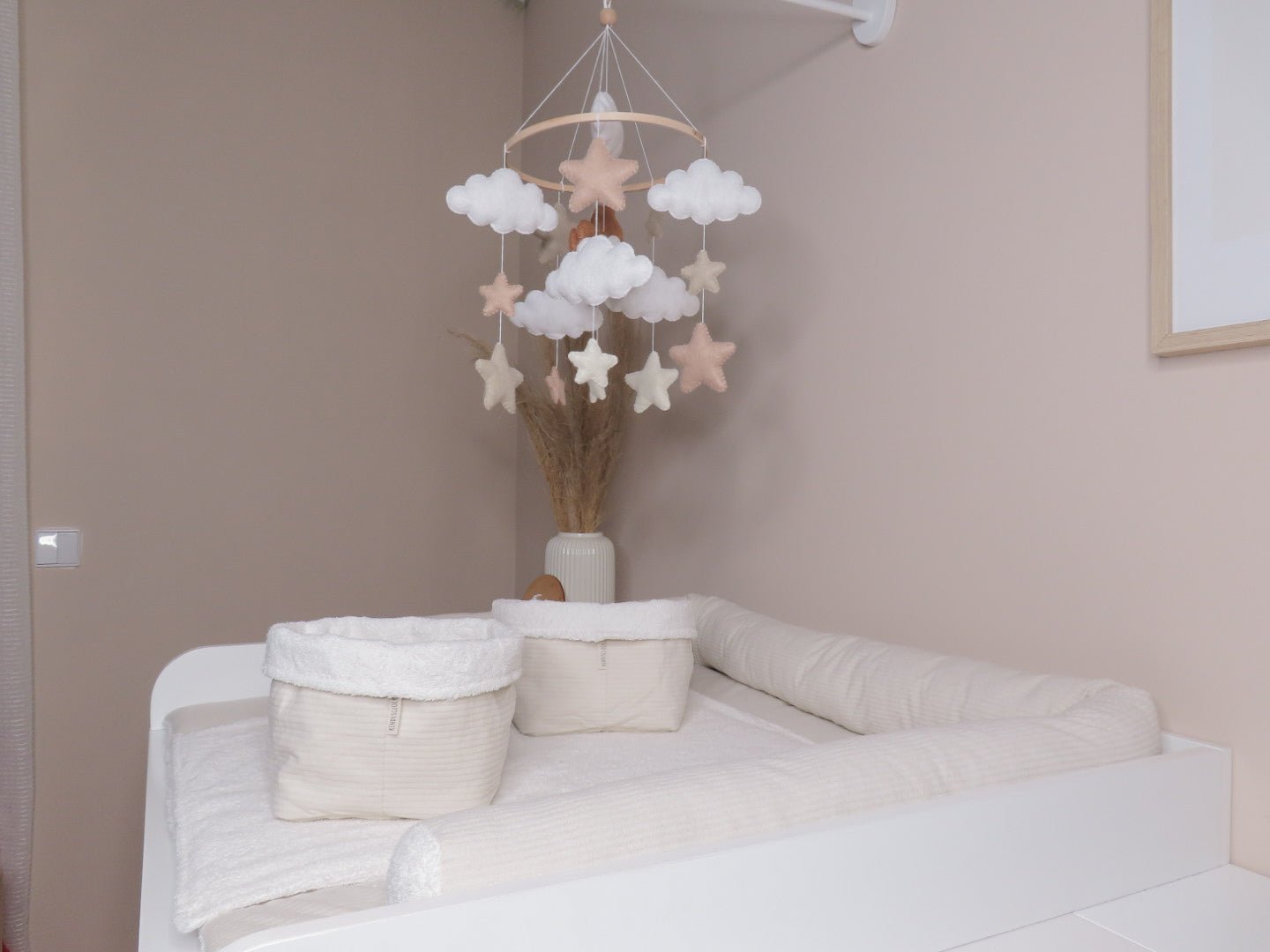 Wickelset „Pure Softness“ in soft Cream Cord – Wickelunterlage aus Waffelpique mit Bettschlange & Utensilos (inkl. gratis Wechselauflage) - Kindesglueck