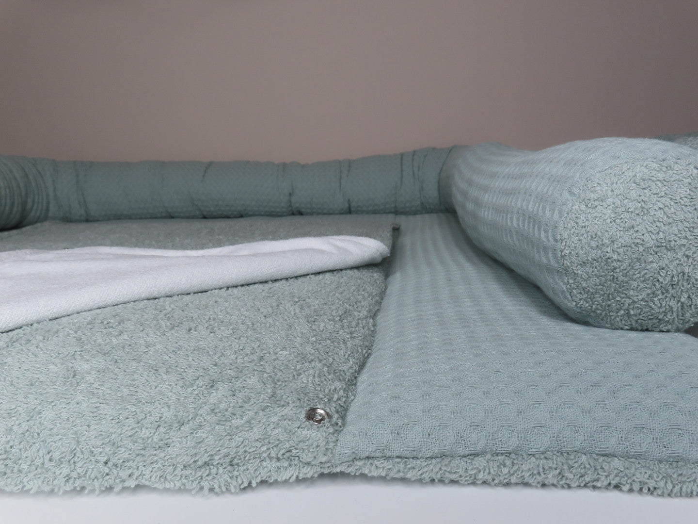 Wickelset „Pure Softness“ in soft mint – Wickelunterlage aus Waffelpique mit Bettschlange & Utensilos (inkl. gratis Wechselauflage) - Kindesglueck
