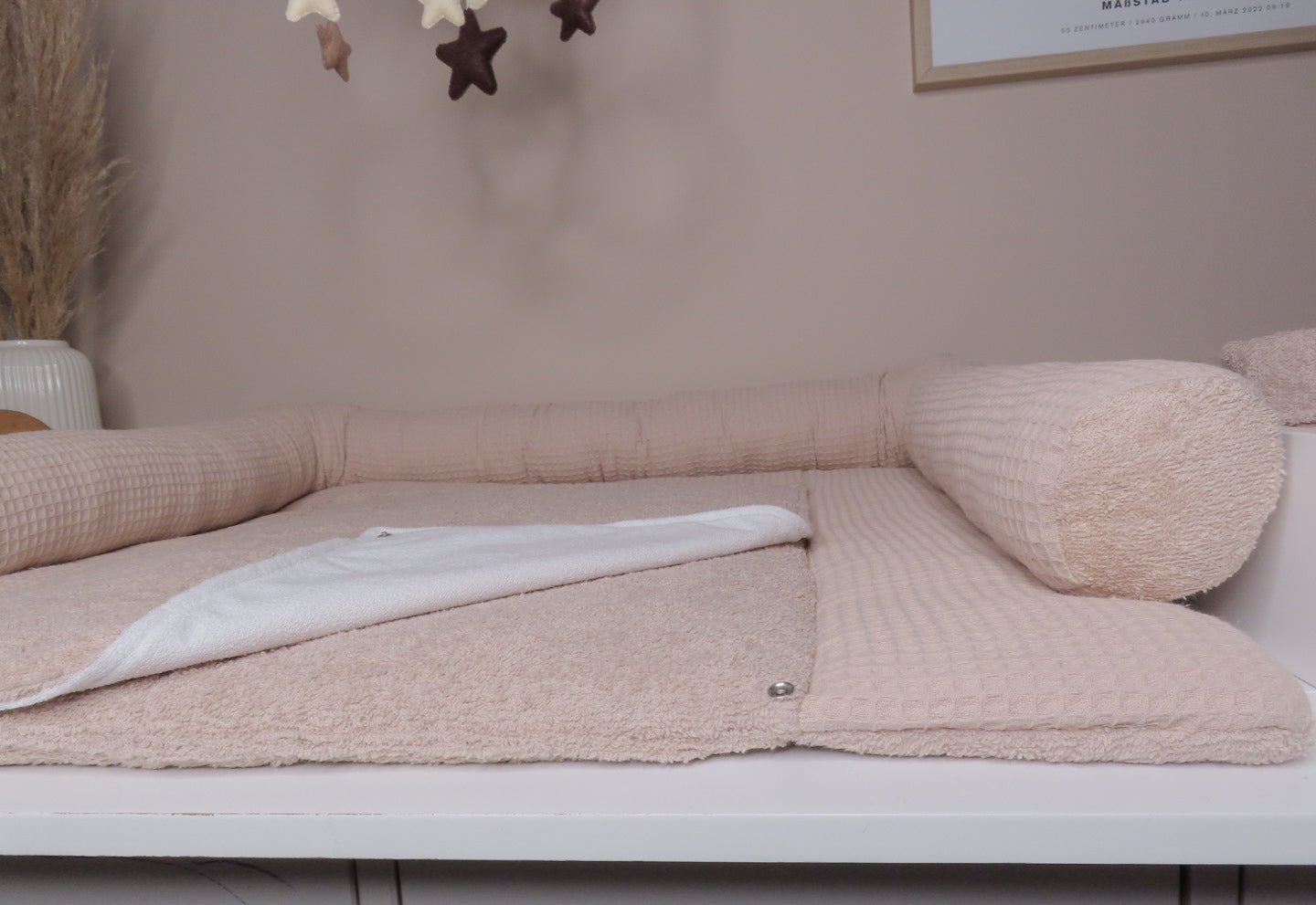 Wickelset „Pure Softness“ in warm Beige – Wickelunterlage aus Waffelpique mit Bettschlange & Utensilos (inkl. gratis Wechselauflage) - Kindesglueck