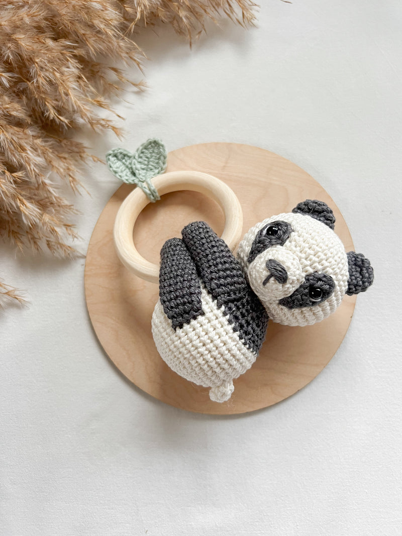 Newborn Set „hanging Panda“ mit einem Panda in Anthrazit und Pastellgrün