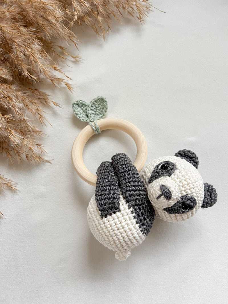 Newborn Set „hanging Panda“ mit einem Panda in Anthrazit und Pastellgrün