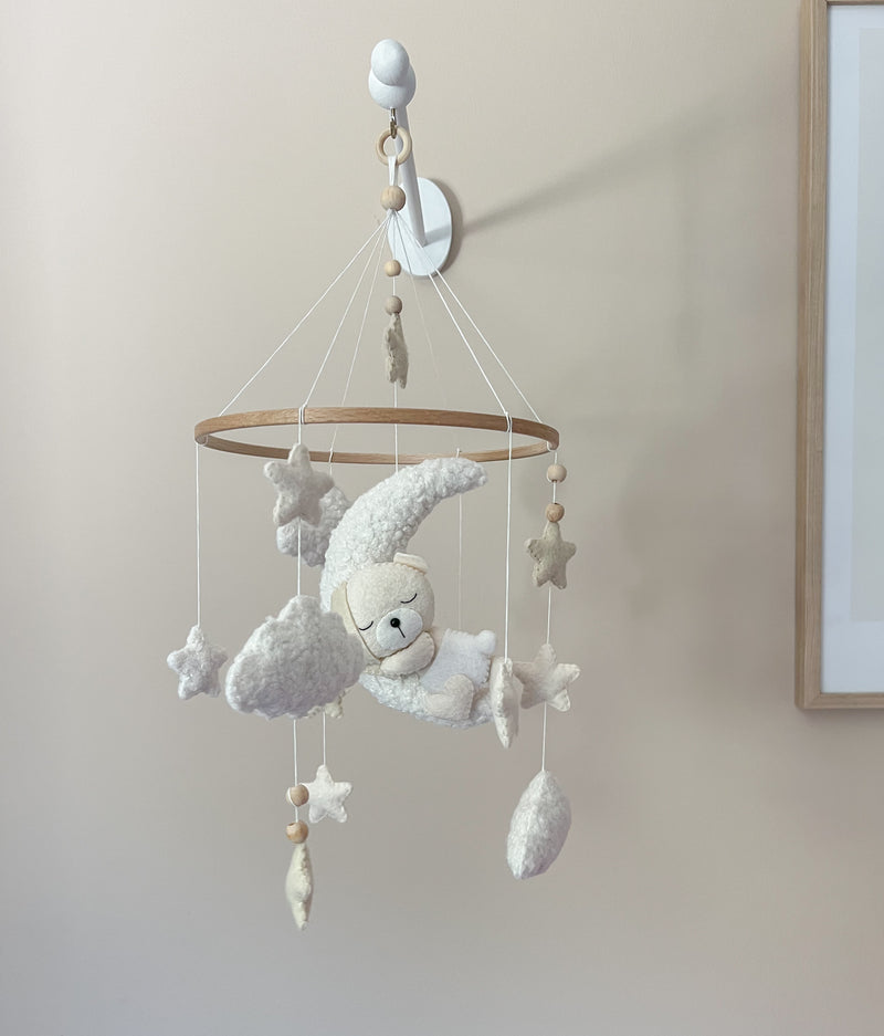 Baby Mobile mit schlafendem Bär aus Boucle und Filz mit Mond, Sternen und Wolken