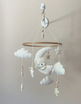 Baby Mobile mit schlafendem Bär aus Boucle und Filz mit Mond, Sternen und Wolken