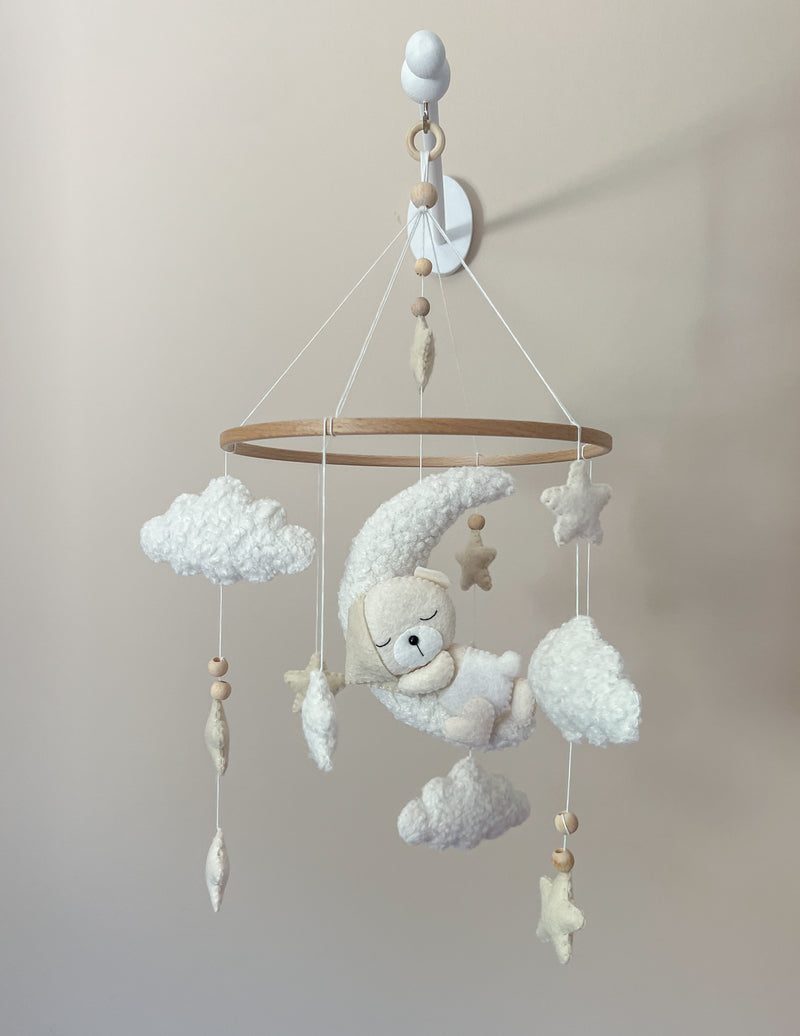 Baby Mobile mit schlafendem Bär aus Boucle und Filz mit Mond, Sternen und Wolken