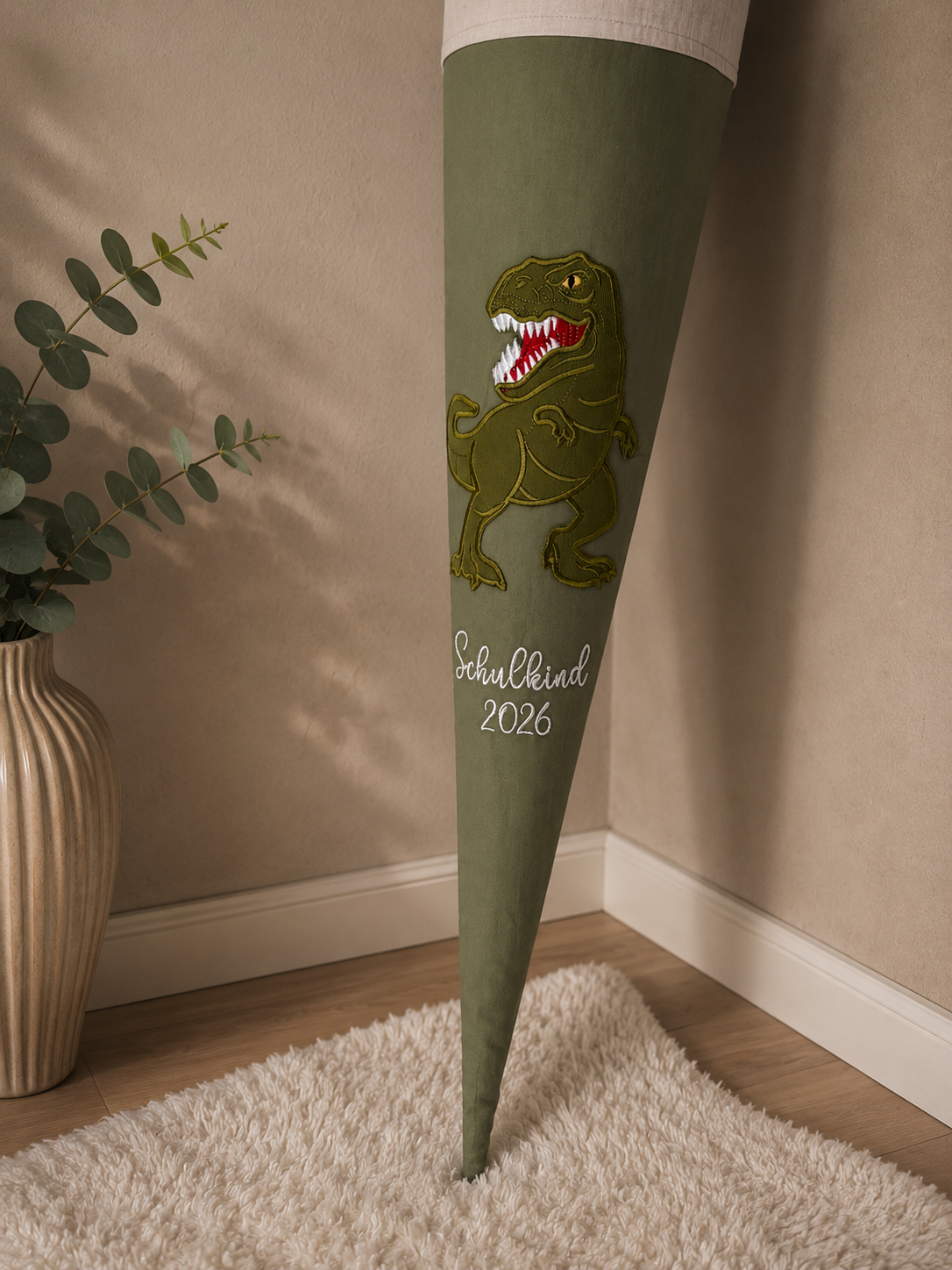Personalisierte Schultüte Dino in Olivgrün | Handgefertigte Stoffschultüte mit Namen | 70 cm | Schulkind 2026