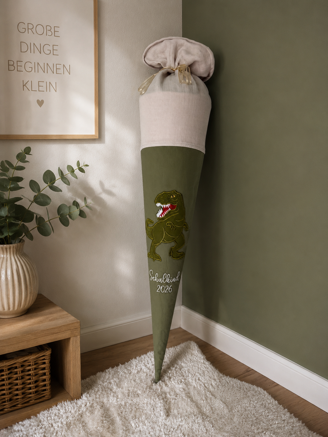 Personalisierte Schultüte Dino in Olivgrün | Handgefertigte Stoffschultüte mit Namen | 70 cm | Schulkind 2026