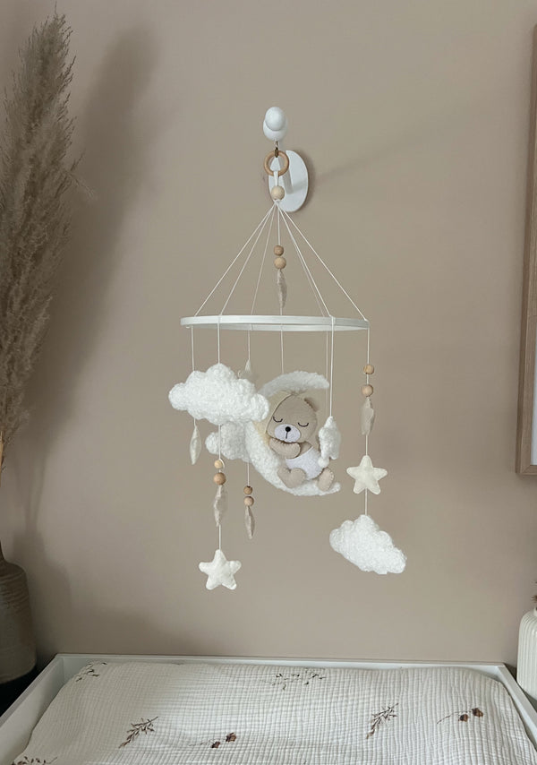 Baby Mobile mit schlafendem Bär aus Boucle und FilzMond, Sternen und Wolken