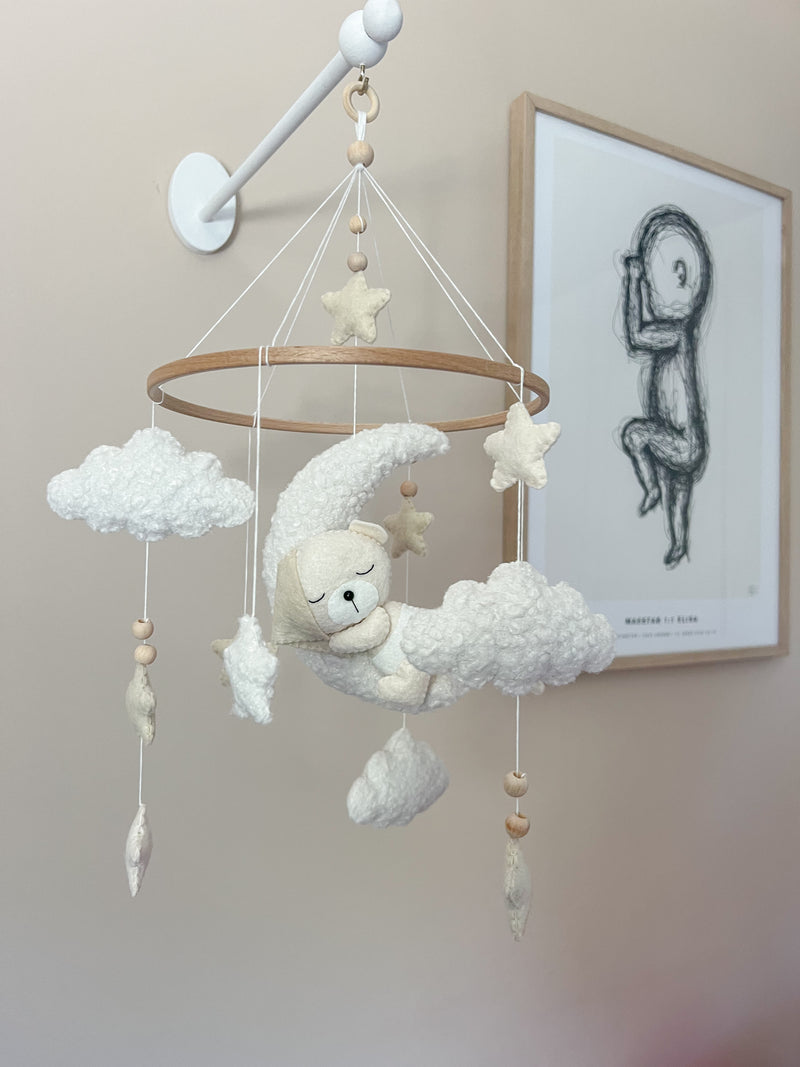 Baby Mobile mit schlafendem Bär aus Boucle und Filz mit Mond, Sternen und Wolken