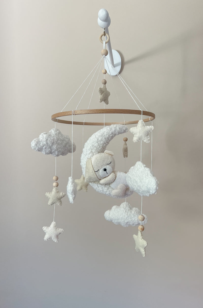 Baby Mobile mit schlafendem Bär aus Boucle und Filz mit Mond, Sternen und Wolken