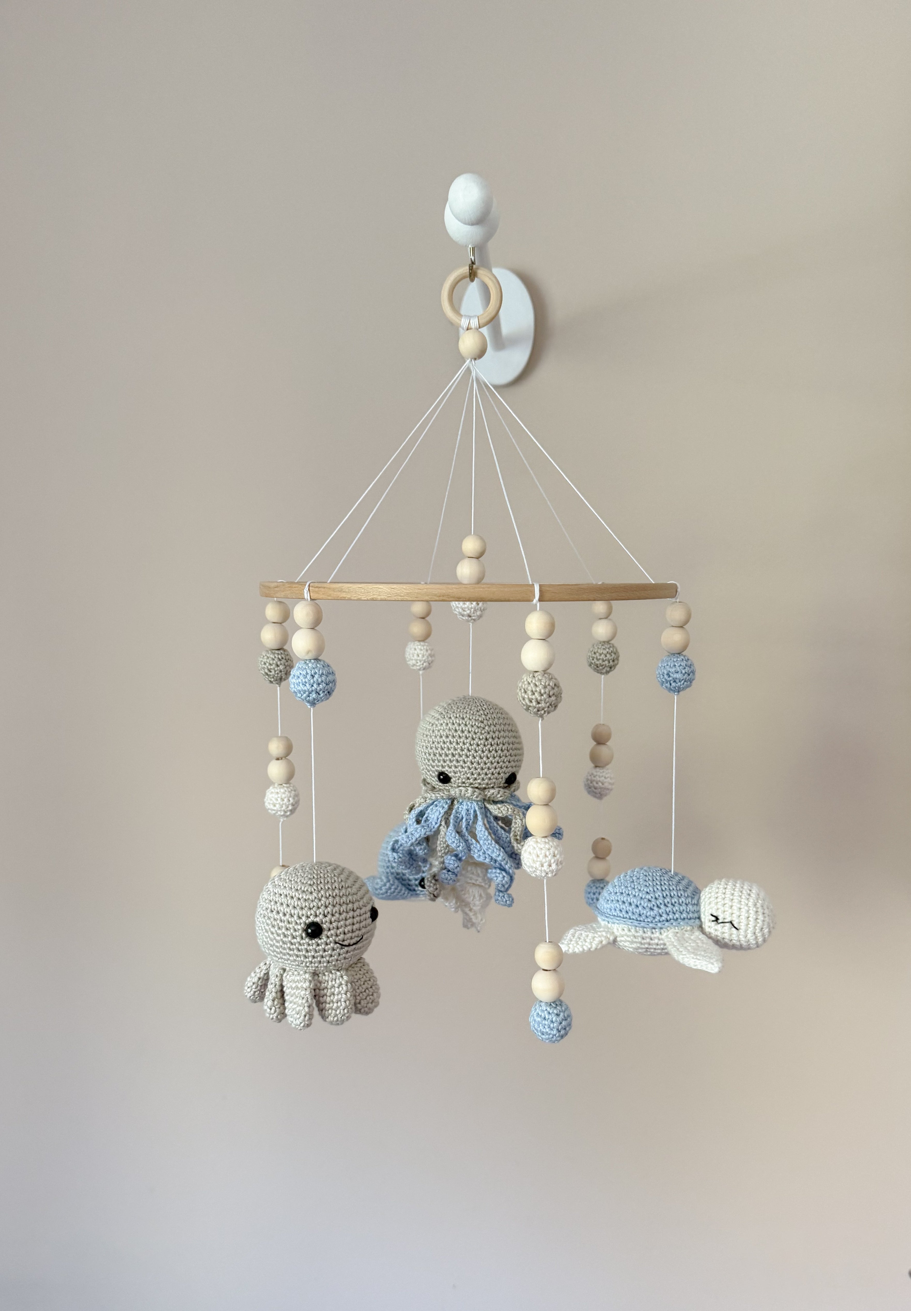 Mobilé "Under the sea" mit gehäkelter Qualle, Schildkröte, Oktopus und Wal in blau