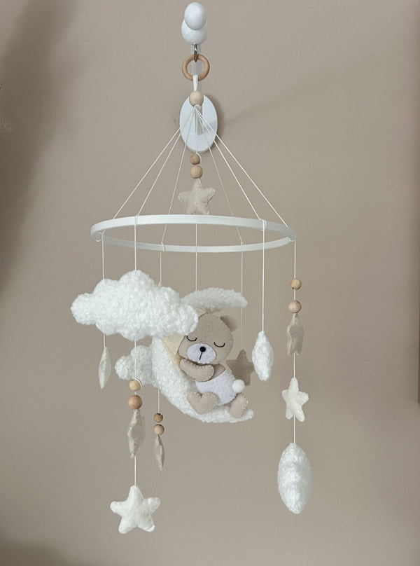 Baby Mobile mit schlafendem Bär aus Boucle und FilzMond, Sternen und Wolken