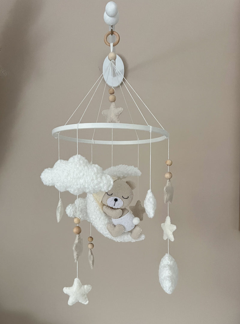 Baby Mobile mit schlafendem Bar aus Boucle und Filz mit Mond Sternen Kindesglueck