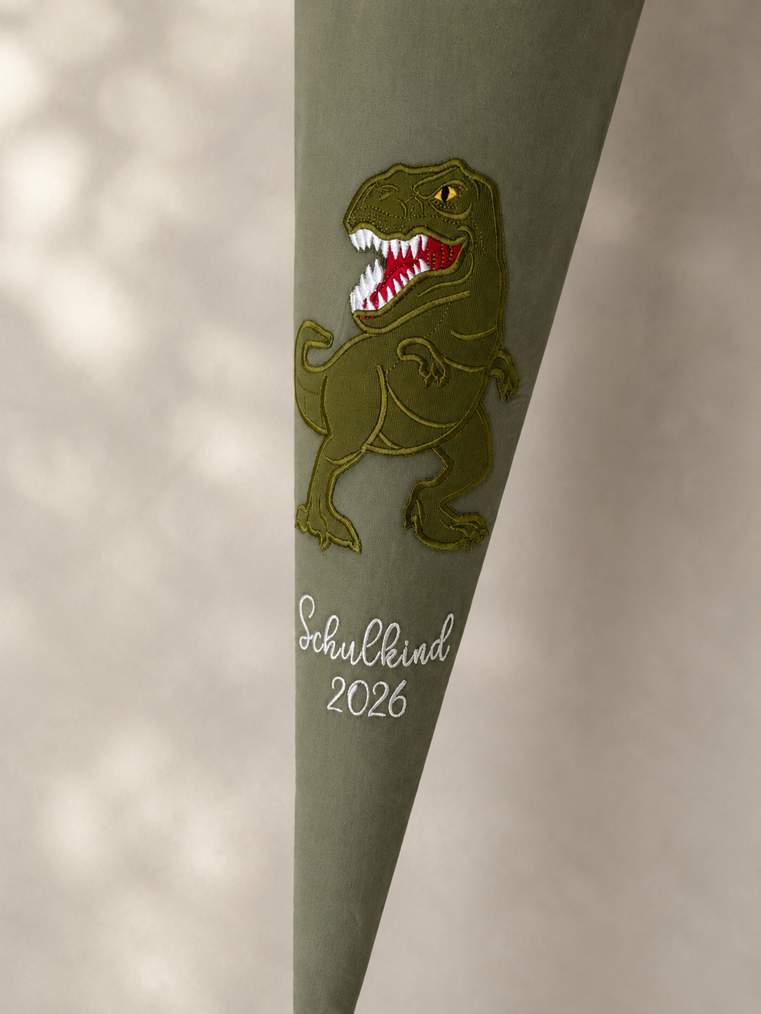 Personalisierte Schultüte Dino in Olivgrün | Handgefertigte Stoffschultüte mit Namen | 70 cm | Schulkind 2026