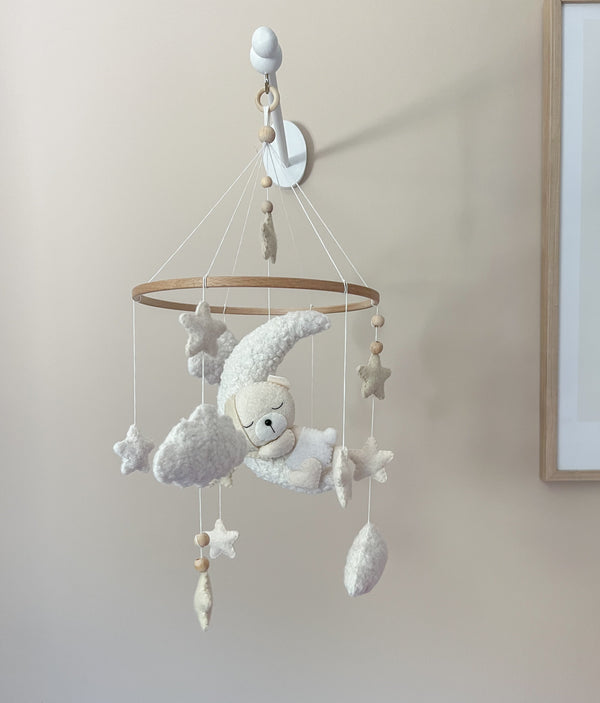 Baby Mobile mit schlafendem Bär aus Boucle und Filz mit Mond, Sternen und Wolken - Kindesglueck Baby - Mobiles