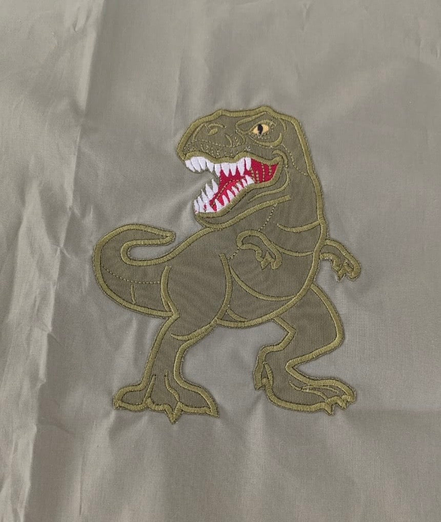 Personalisierte Schultüte Dino in Olivgrün | Handgefertigte Stoffschultüte mit Namen | 70 cm | Schulkind 2026