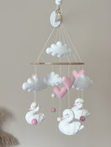 Handgemachtes Mobilé „Schwanensee Traum“ mit drei Schwänen, Wolken und Herzen in weiß und rosa - Kindesglueck Baby - Mobiles