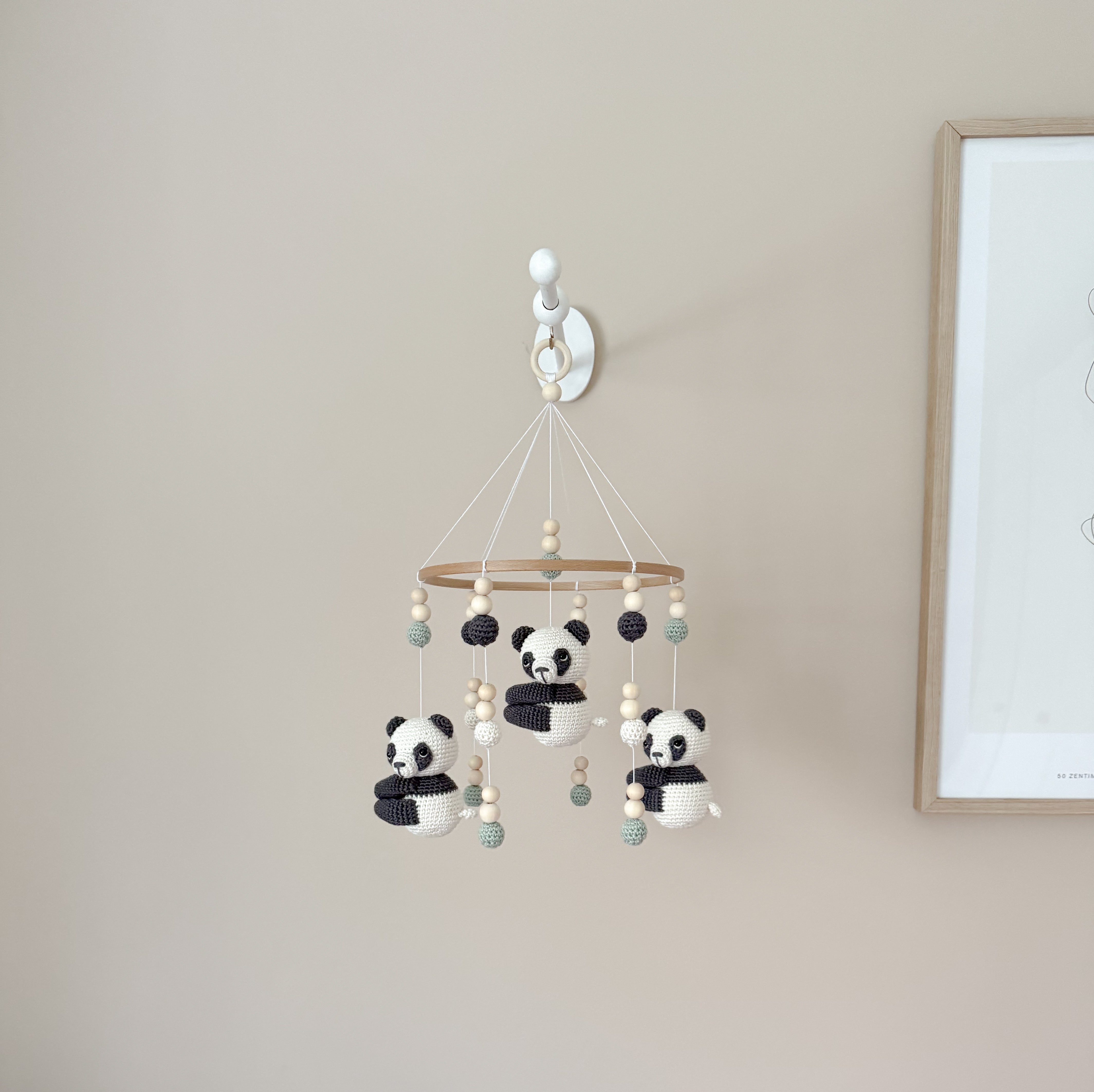 Mobilé „hanging Panda“ mit einem Panda in Anthrazit und Pastellgrün - Kindesglueck Baby - Mobiles