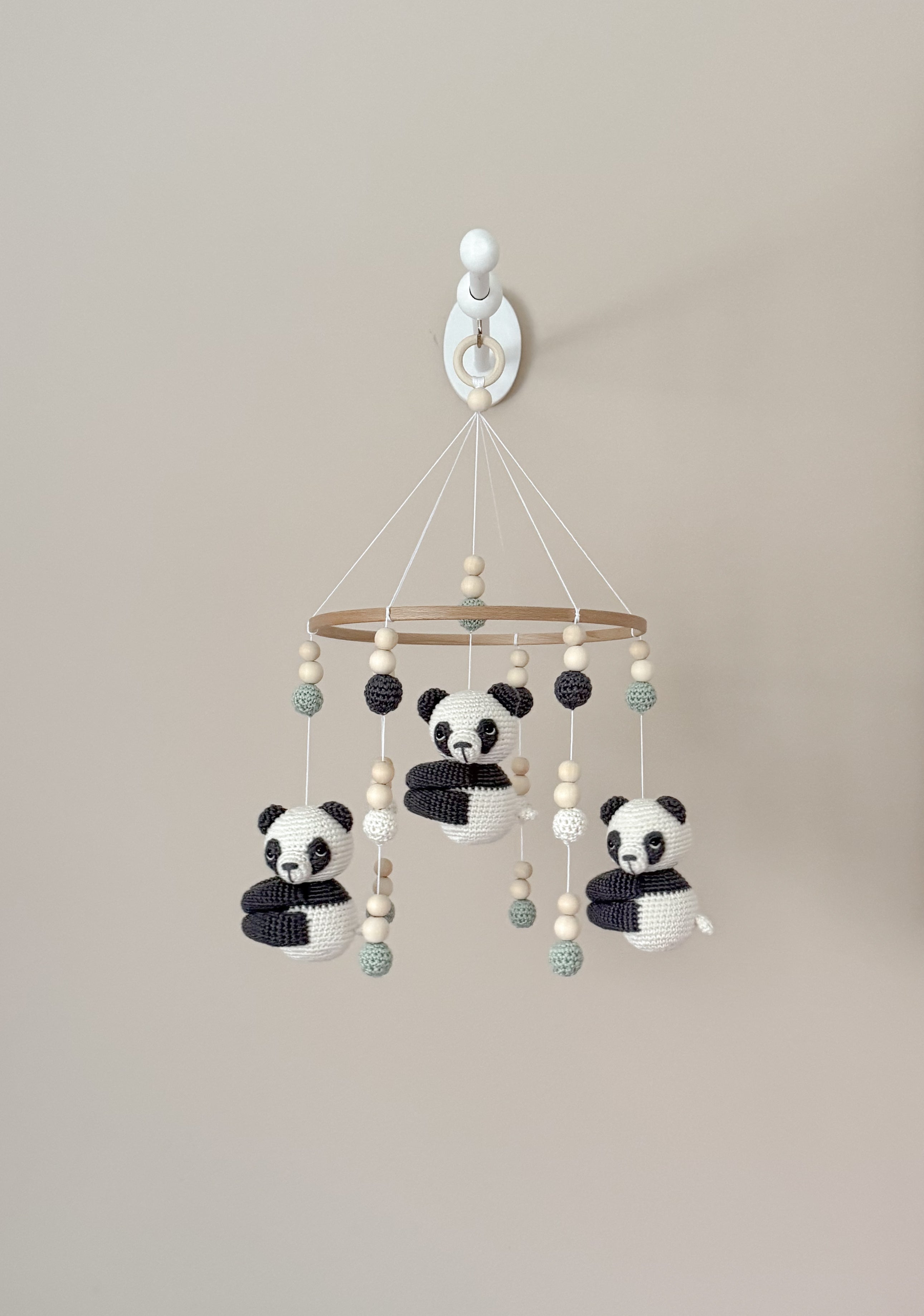 Mobilé „hanging Panda“ mit einem Panda in Anthrazit und Pastellgrün - Kindesglueck Baby - Mobiles