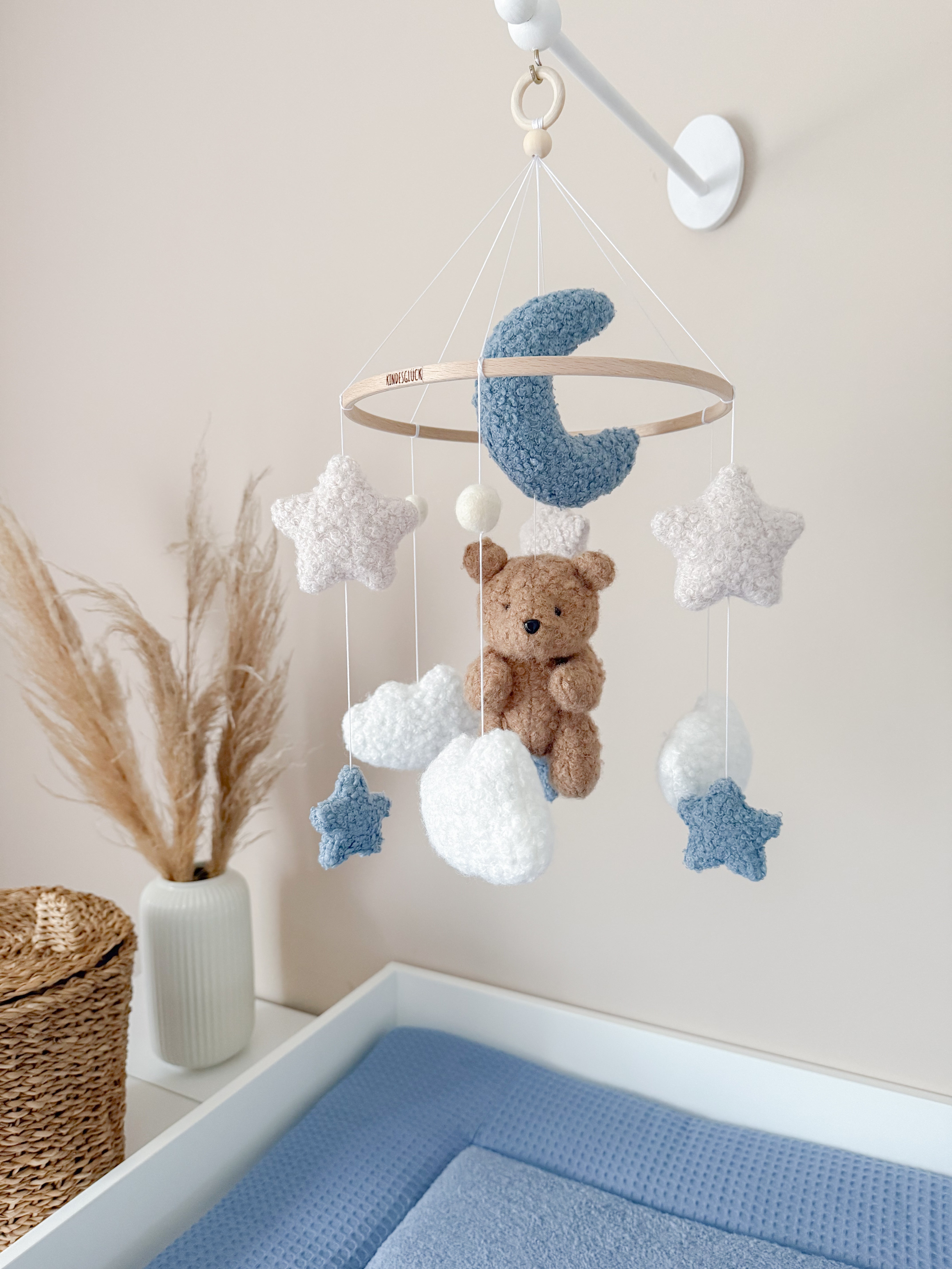 Mobile „Ted“ in blau aus Boucle - Kindesglueck Baby - Mobiles