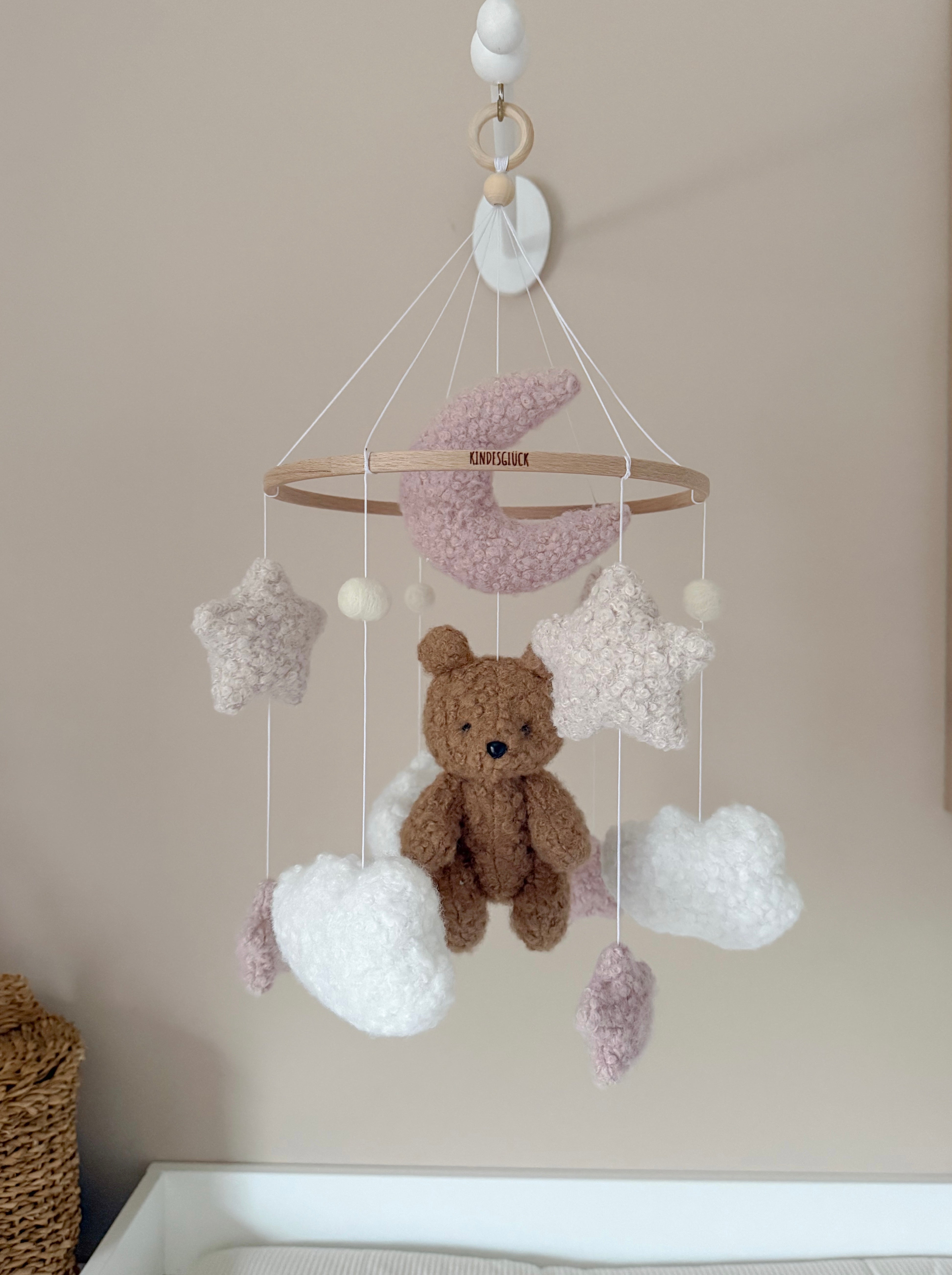 Mobile „Ted“ in rosé aus Boucle - Kindesglueck Baby - Mobiles