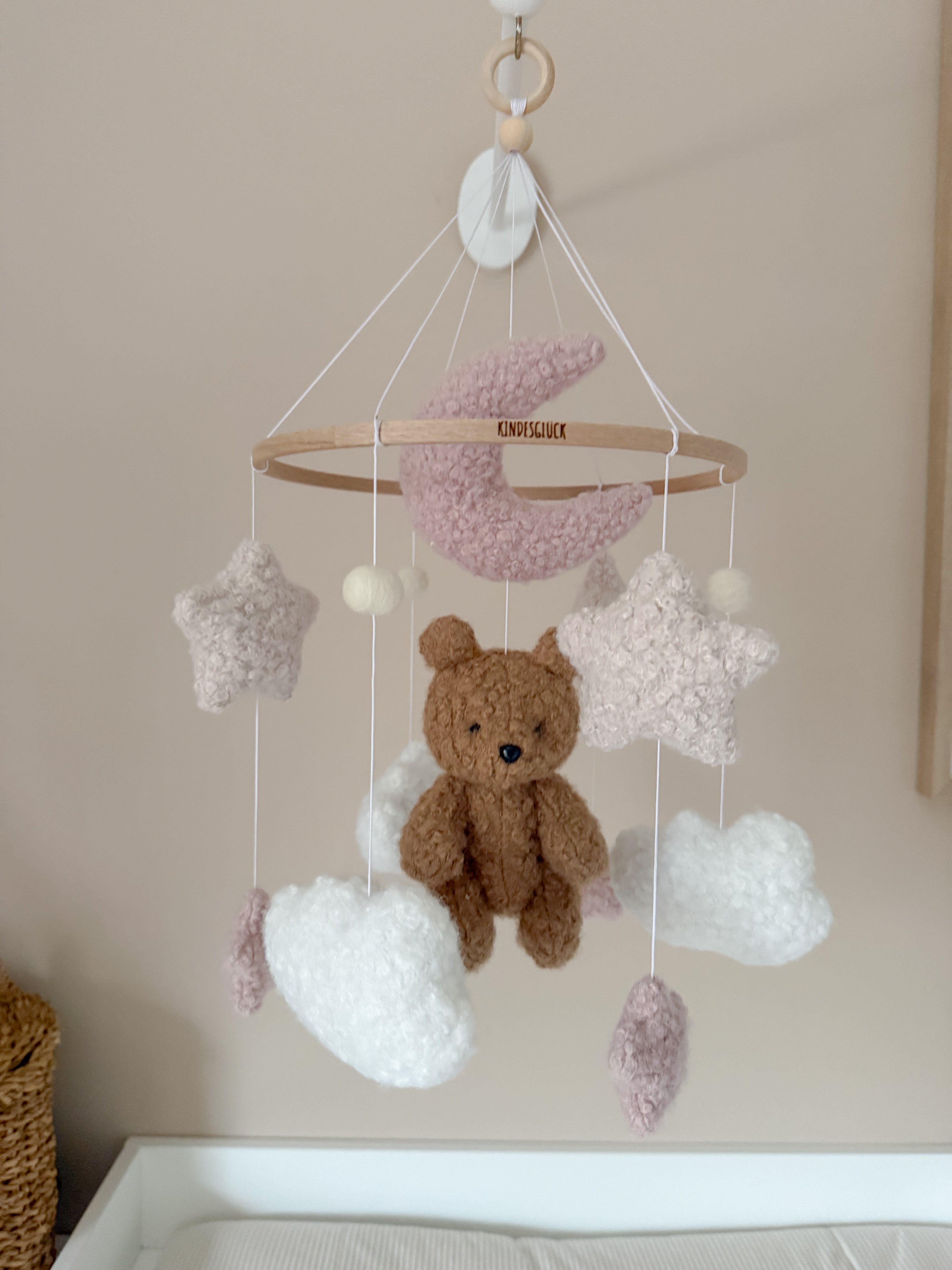 Mobile „Ted“ in rosé aus Boucle - Kindesglueck Baby - Mobiles