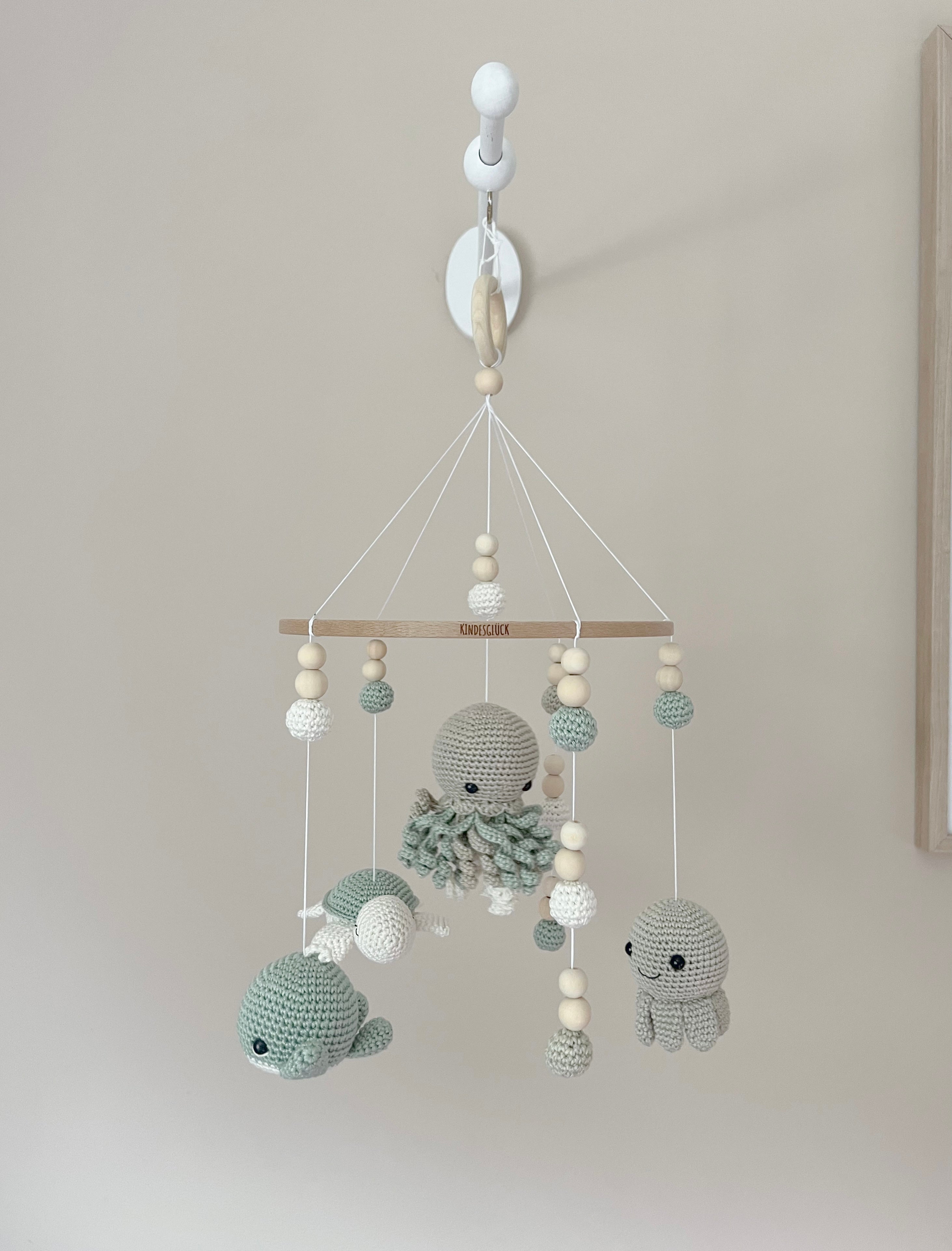 Mobilé "Under the sea" mit gehäkelter Qualle, Schildkröte, Oktopus und Wal in Pastellgrün - Kindesglueck Baby - Mobiles