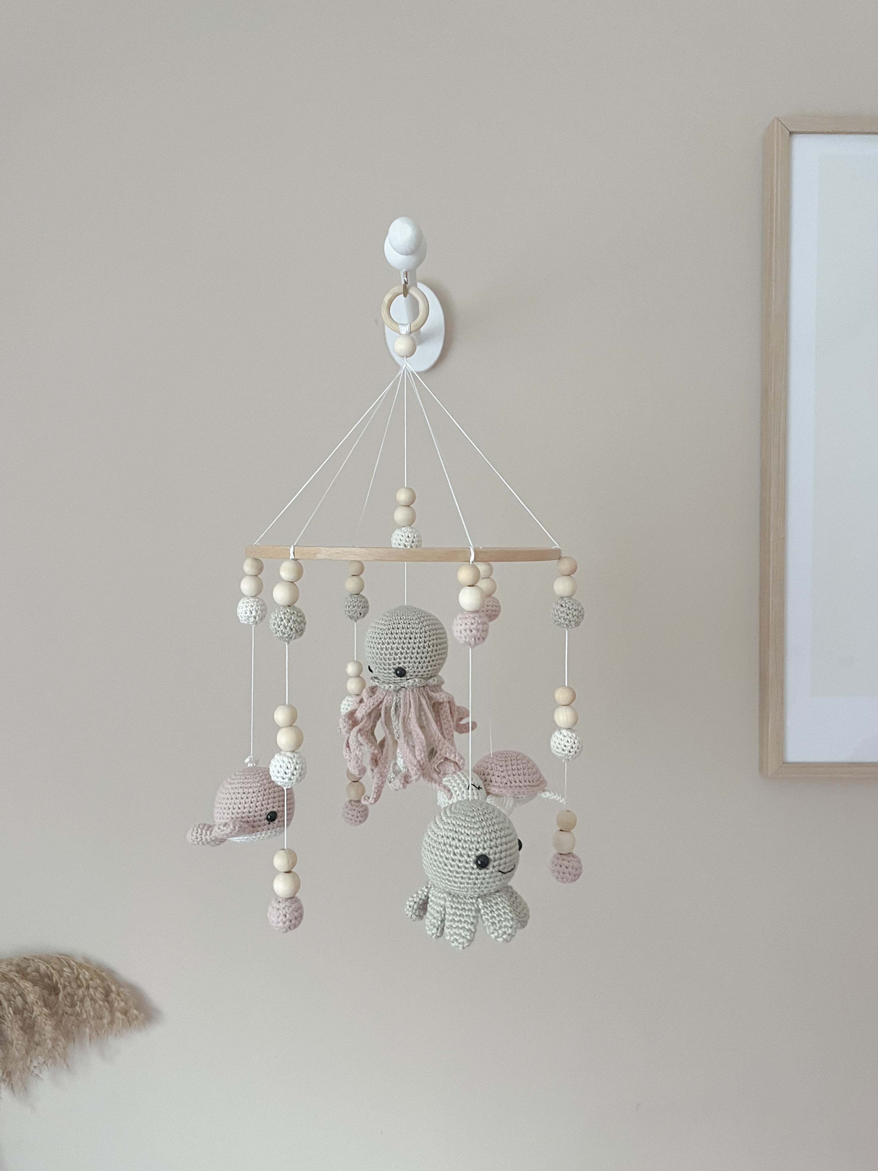 Mobilé "Under the sea" mit gehäkelter Qualle, Schildkröte, Oktopus und Wal in rosa - Kindesglueck Baby - Mobiles