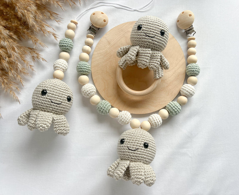 Newborn - Set "Smiling Octopus" in Greige mit weißen und Pastellgrünen gehäkelten Perlen - Kindesglueck Geschenksets für Babys