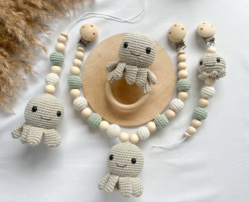 Newborn - Set "Smiling Octopus" in Greige mit weißen und Pastellgrünen gehäkelten Perlen - Kindesglueck Geschenksets für Babys