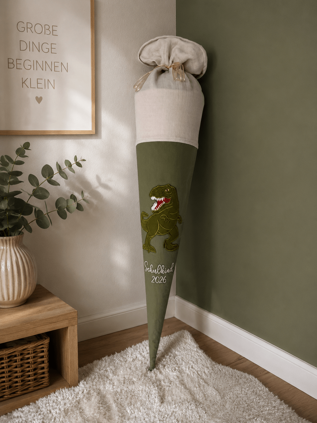 Personalisierte Schultüte Dino in Olivgrün | Handgefertigte Stoffschultüte mit Namen | 70 cm | Schulkind 2026 - Kindesglueck