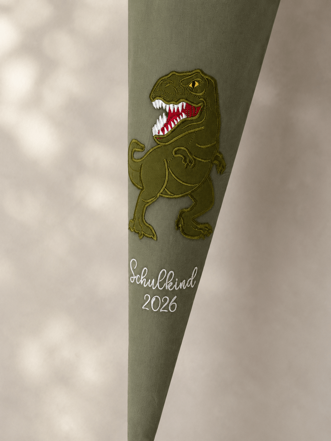Personalisierte Schultüte Dino in Olivgrün | Handgefertigte Stoffschultüte mit Namen | 70 cm | Schulkind 2026 - Kindesglueck