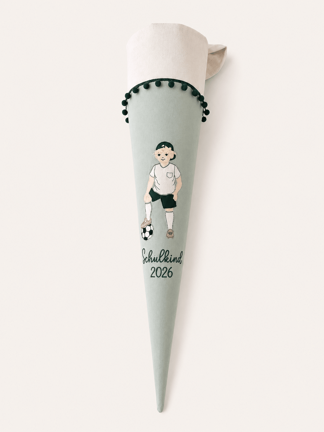 Personalisierte Schultüte Fußballer mit Namen – Salbeigrün & Creme | Handgefertigt | 70 cm | Einschulung 2026 - Kindesglueck