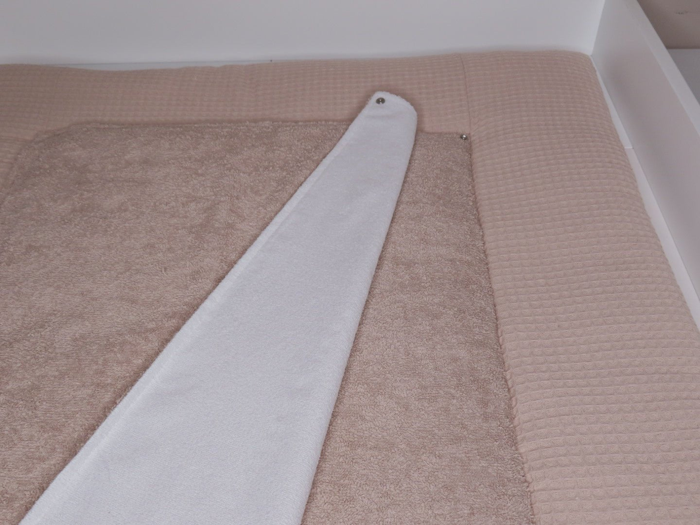 Wickelauflage „warm Beige“ – Baumwolle - Waffelpique (Oeko - Tex) mit abnehmbarer Frotteeauflage - Kindesglueck