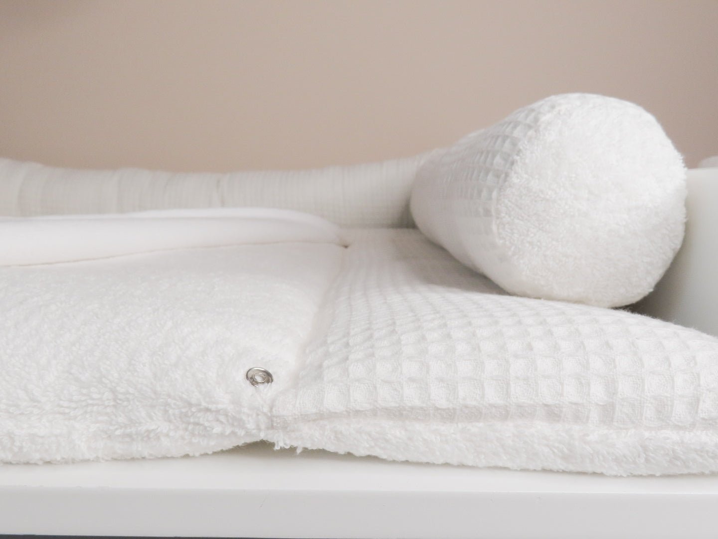 Wickelset „Pure Softness“ in Cremeweiß – Wickelunterlage aus Waffelpique mit Bettschlange & Utensilos (inkl. gratis Wechselauflage) - Kindesglueck