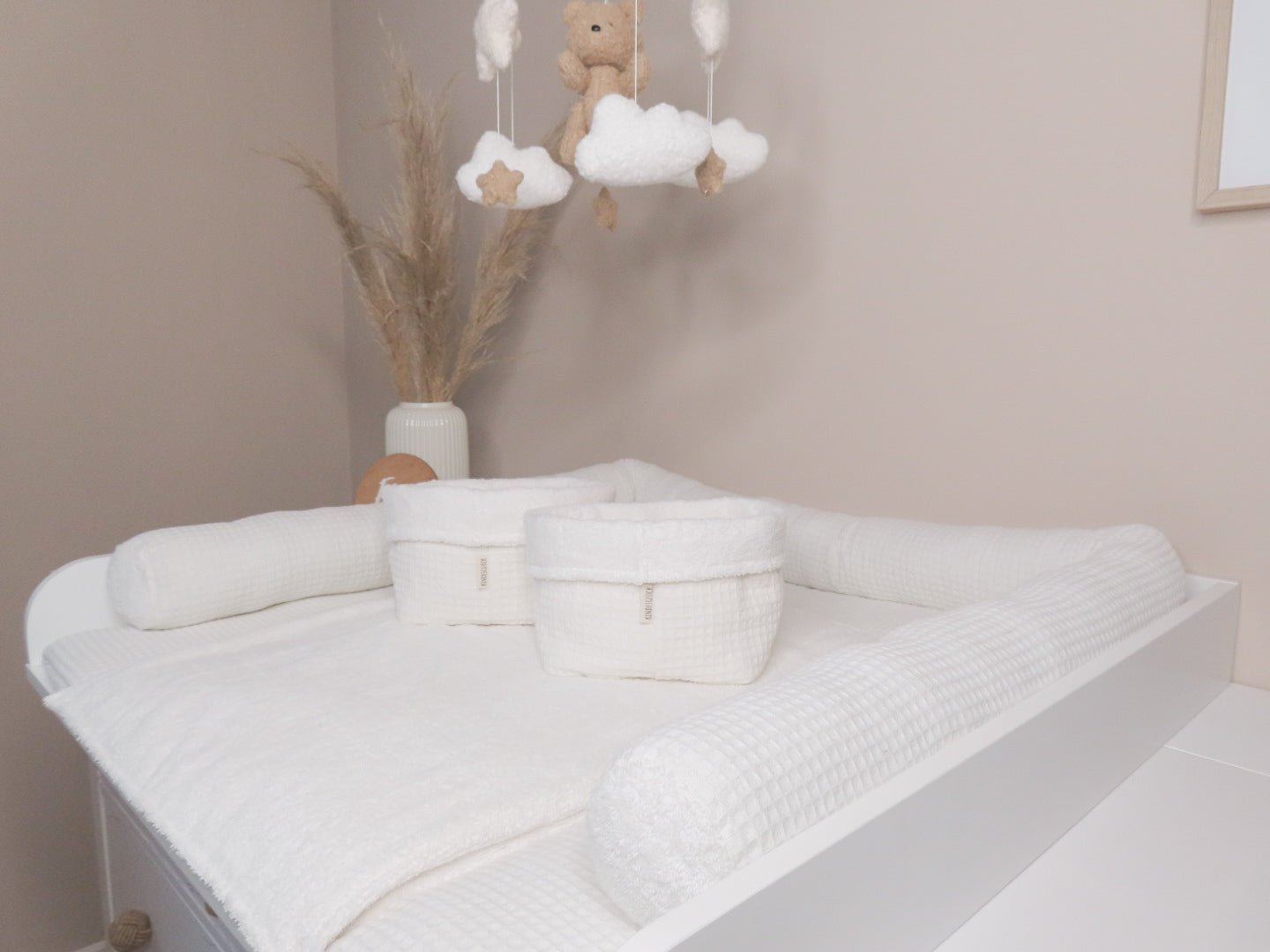 Wickelset „Pure Softness“ in Cremeweiß – Wickelunterlage aus Waffelpique mit Bettschlange & Utensilos (inkl. gratis Wechselauflage) - Kindesglueck