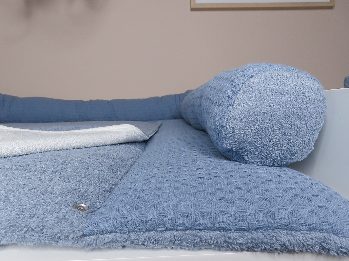 Wickelset „Pure Softness“ in Indigo Blau – Wickelunterlage aus Waffelpique mit Bettschlange & Utensilos (inkl. gratis Wechselauflage) - Kindesglueck