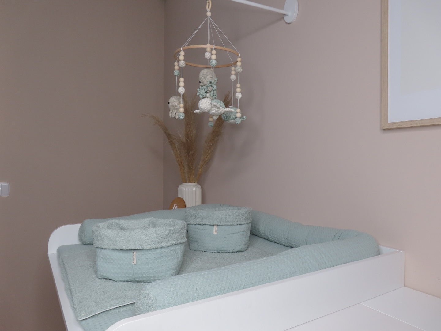 Wickelset „Pure Softness“ in soft mint – Wickelunterlage aus Waffelpique mit Bettschlange & Utensilos (inkl. gratis Wechselauflage) - Kindesglueck