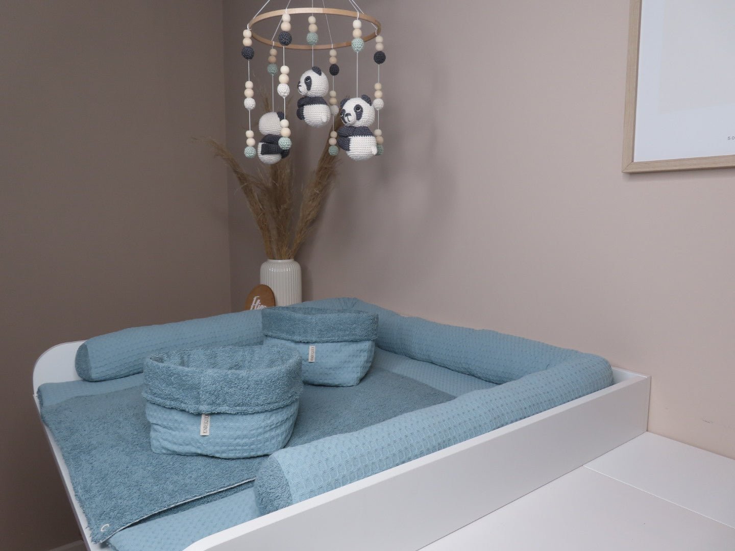 Wickelset „Pure Softness“ in soft Petrol – Wickelunterlage aus Waffelpique mit Bettschlange & Utensilos (inkl. gratis Wechselauflage) - Kindesglueck